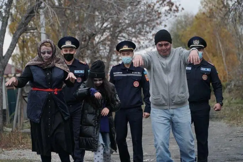 ShQO qutqarýshylary zombıdiń keıpine endi