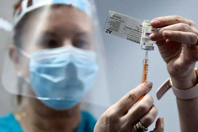 Подростков 12-15 лет начнут прививать от КВИ в Ирландии