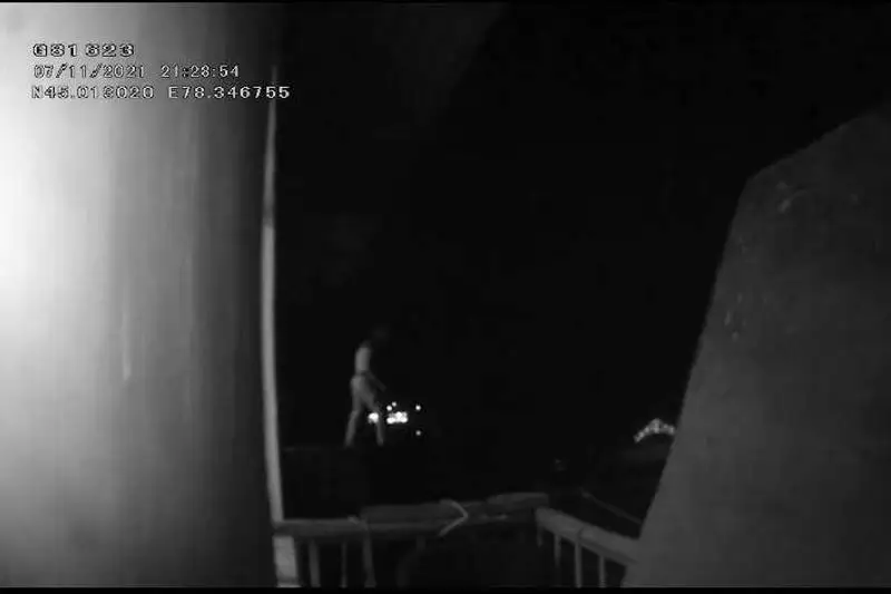 Пытавшегося спрыгнуть с пятого этажа в Талдыкоргане спасли полицейские