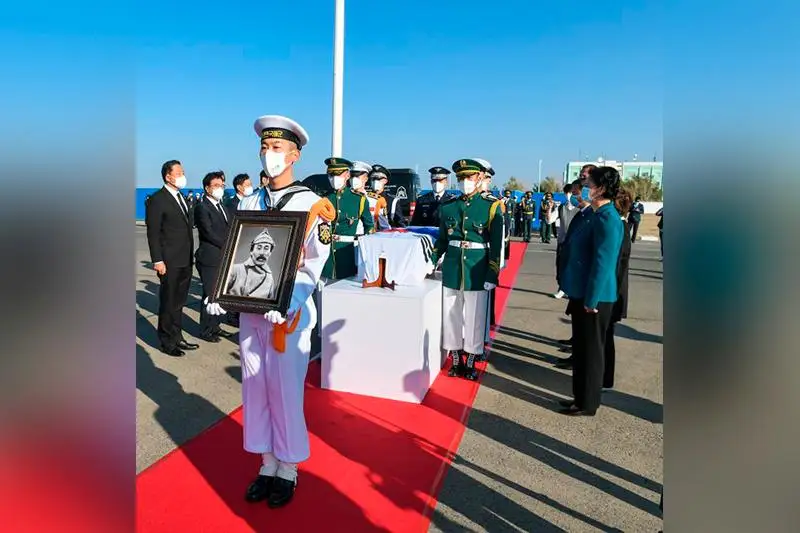 Koreıa Qazaqstanda kóz jumǵan general batyrynyń súıegin eline alyp ketti