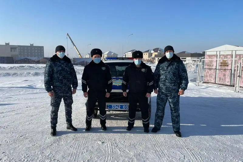 Многодетной маме помогли добраться домой акмолинские полицейские