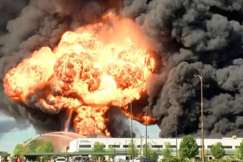 Четвертый день тушат пожар на химзаводе в Иллинойсе