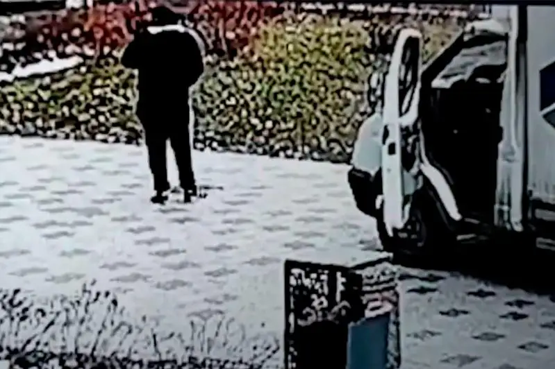 Кража канализационного люка попала на камеру в Алматы