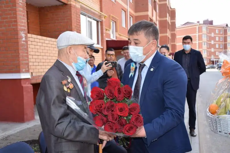 Во дворах домов ветеранов в Костанае организуют концерты