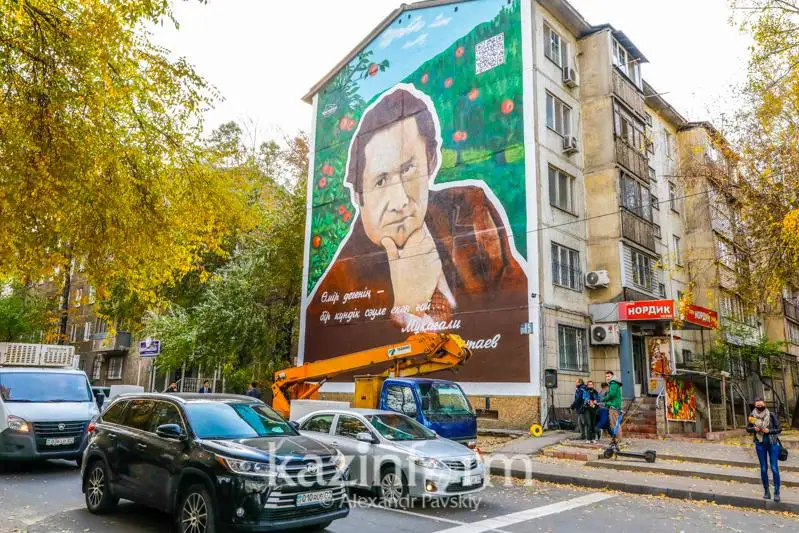 Мурал с изображением Мукагали Макатаева появился в Алматы