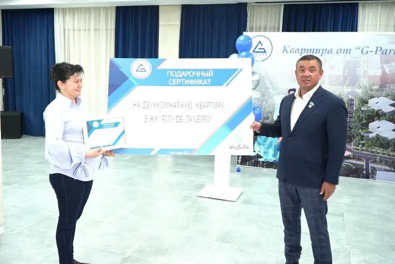 Победителю розыгрыша квартиры среди вакцинированных вручили сертификат на жилье в Нур-Султане