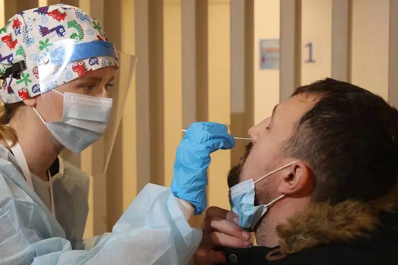 Эксперт: Нежелательных реакций у участников исследования назальной вакцины от ковида нет