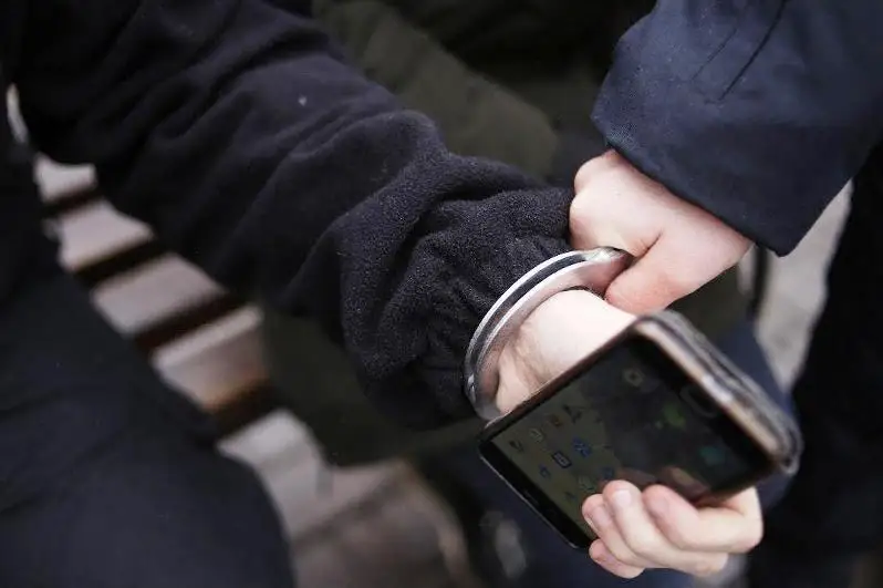 Ақтөбеде 21 жастағы жігіттің екі IРhone телефонын тартып алған