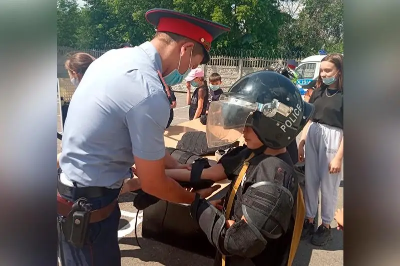 В Павлодарской области дети примерили полицейские бронежилеты