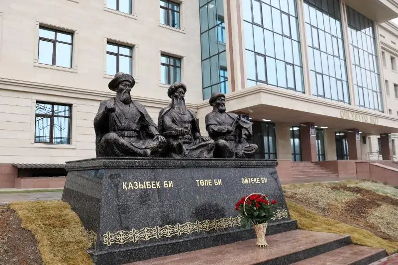 Памятник трем казахским биям открыли в Таразе