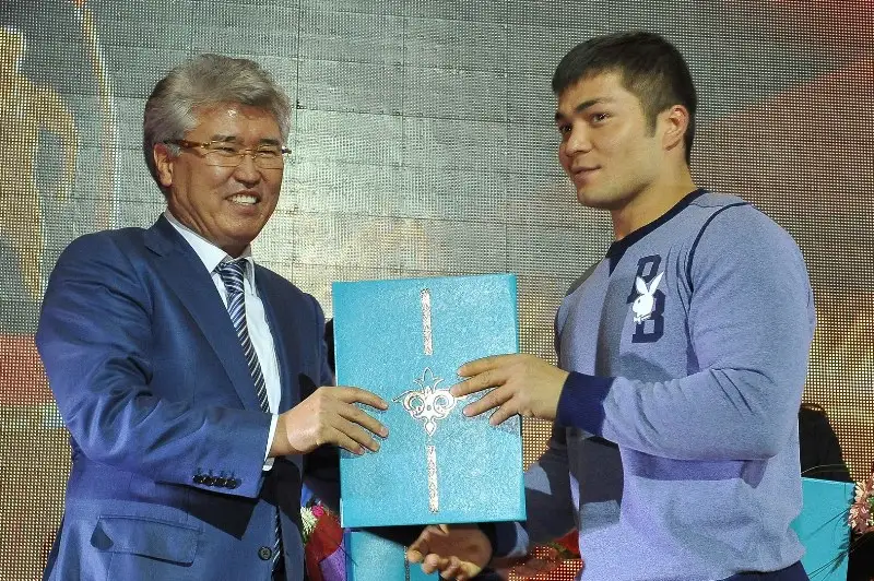 спортсменов 