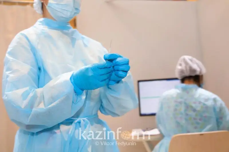 1 294 жителя Атырауской области привились от коронавируса за выходные