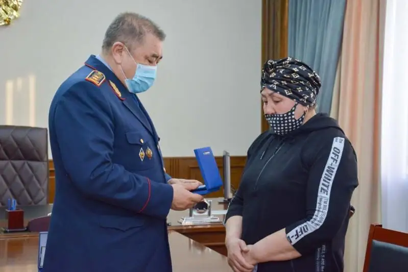 Ерлан Тургумбаев вручил госнаграды семьям погибших полицейских в Алматинской области