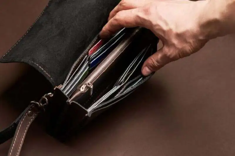 Миллион тенге похитил мужчина из барсетки жителя Балхаша