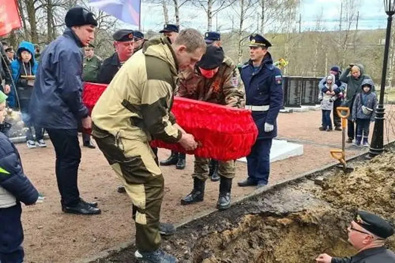 Останки казахстанского воина перезахоронили в Ленинградской области РФ
