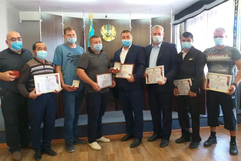 Тушивших крупный лесной пожар граждан наградили в Костанайской области