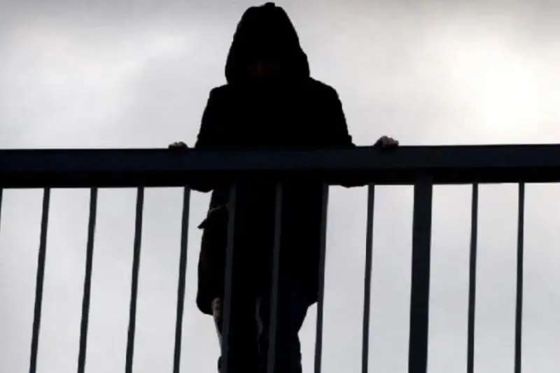 Пытавшуюся спрыгнуть с железнодорожного моста женщину спасли в Акмолинской области