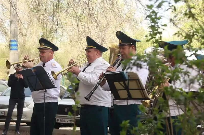 Концерт под окнами квартиры ветерана ВОВ устроили сотрудники ДЧС ВКО