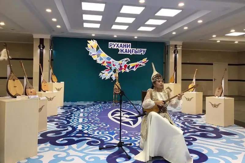 Aqmolada dombyra kúnine oraı baıqaýlar men chellendjder uıymdastyryldy