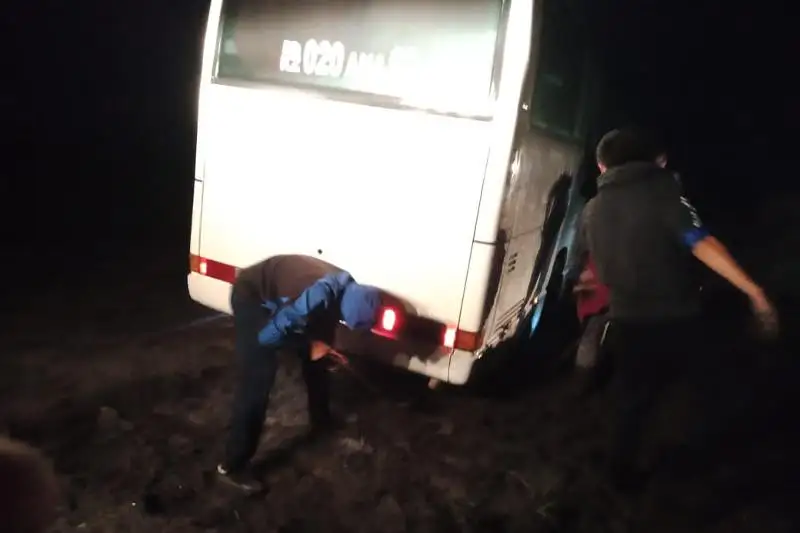 ShQO-da týrıster otyrǵan avtobýs batpaqqa batyp qaldy