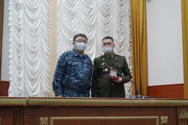 Костанайских полицейских наградили за профессиональные действия в период ЧП