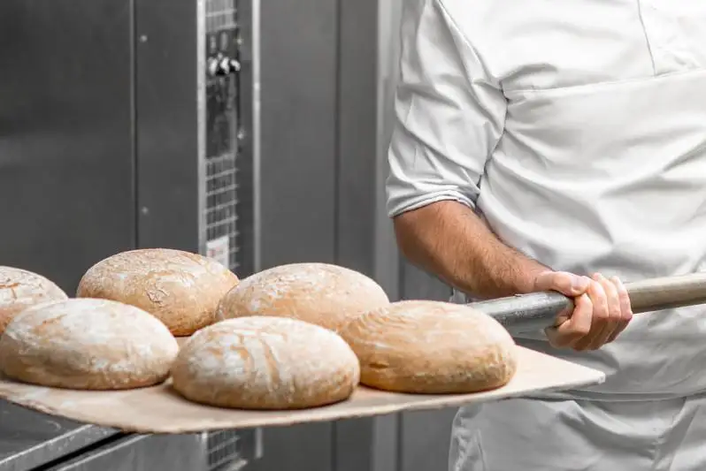 Узбекистанцы незаконно работали пекарями в Павлодаре