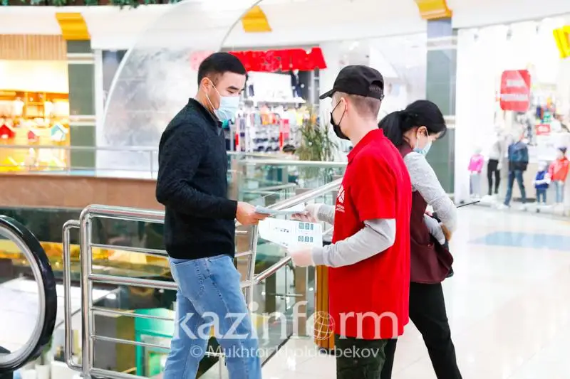 Столичные волонтеры раздали горожанам буклеты о важности  вакцинации