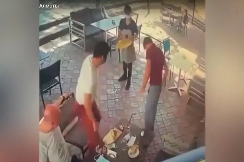 Посетитель кафе ударил официанта по лицу в Алматы