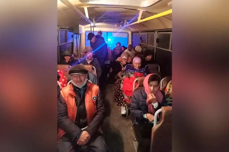 Shyǵys Qazaqstanda 30-ǵa jýyq jolaýshy mingen avtobýs jolda qalǵan