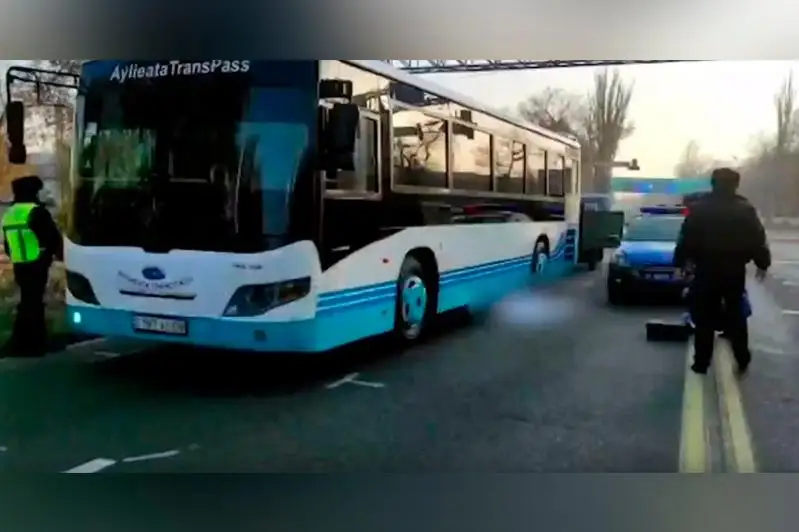 58-летняя женщина погибла под колесами городского автобуса в Таразе