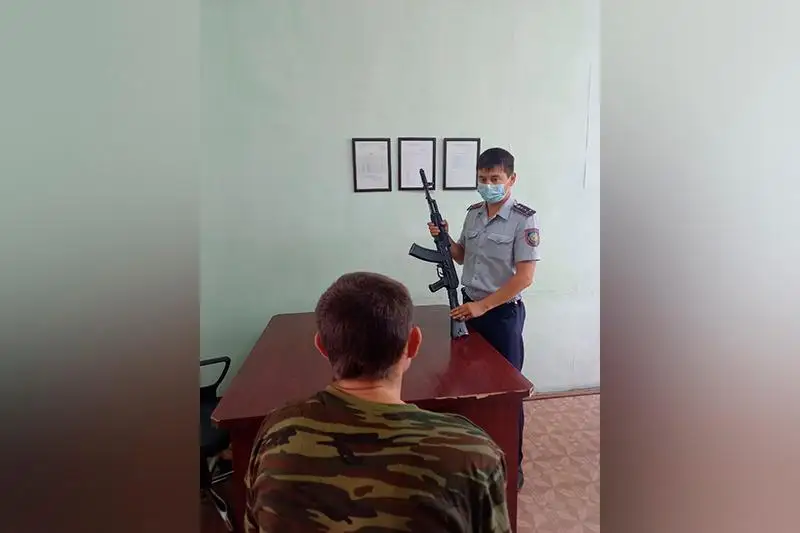 Селфи с «Калашниковым»: 18-летнего костанайца накажут за кражу макета автомата