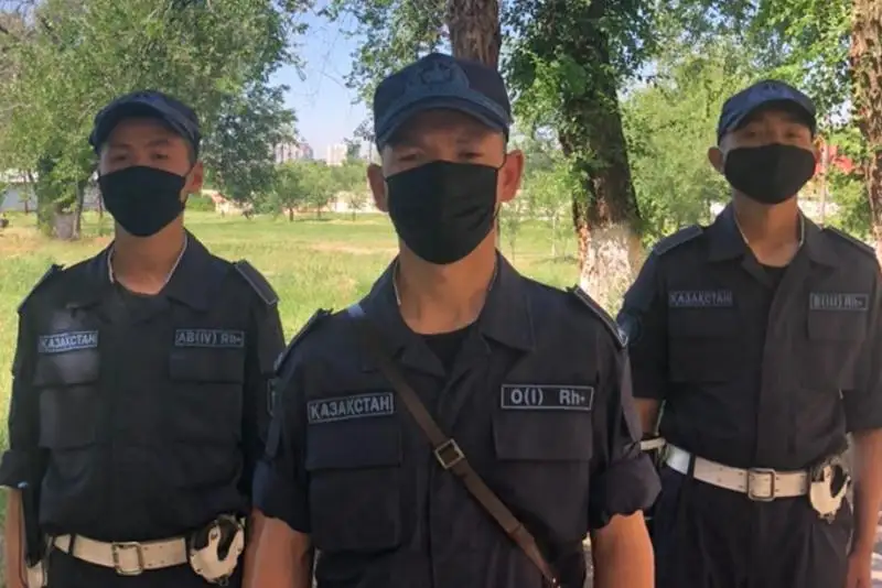 Мешали играть детям: гвардейцы усмирили пьяных дебоширов в Шымкенте