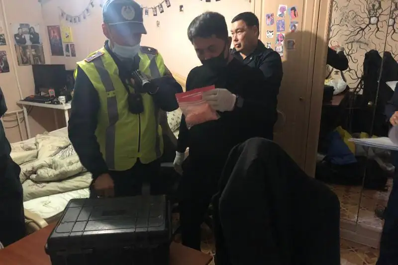 Oralda 22 jastaǵy turǵyn asa iri kólemdegi mefedronmen ustaldy