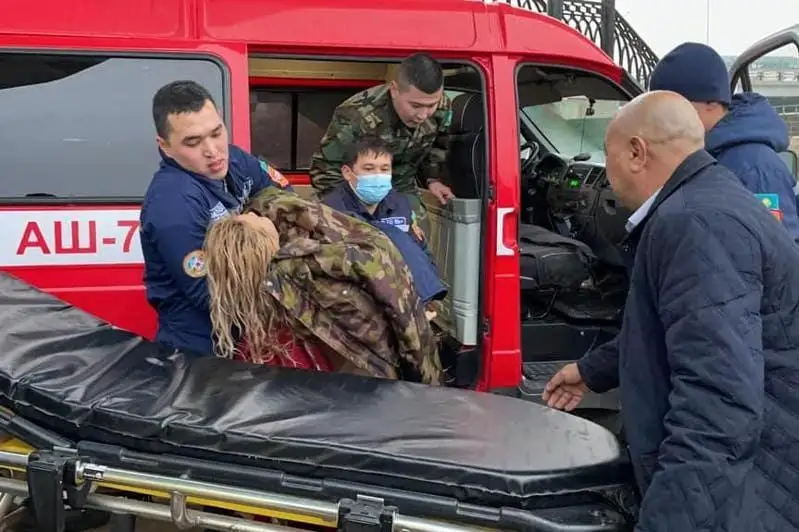 Atyraýda kópirden sekirip ketken júkti kelinshek qutqaryldy