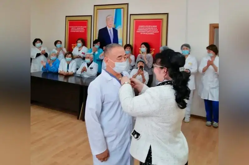 Врач столичной поликлиники удостоен медали «Алтын дәрігер»
