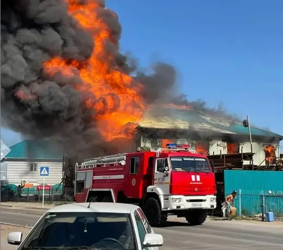 Двухэтажный магазин сгорел в Атырауской области