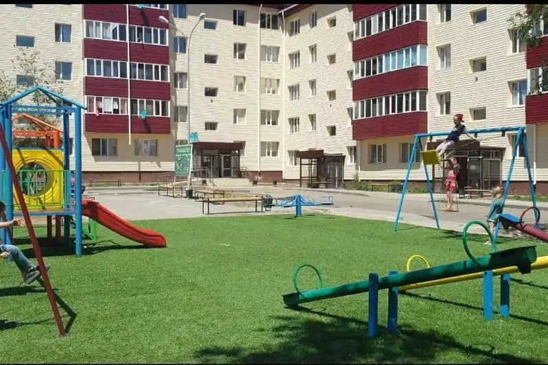Saran qalasynda qaraýsyz qalǵan kópqabatty úıler jóndelýde