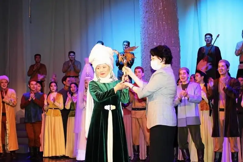 Самал Еслямова и Сергей Дворцевой награждены нагрудным знаком «Мәдениет саласының үздігі»