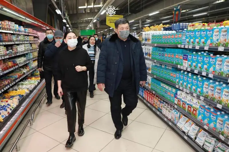 В Атырау аким региона проконтролировал ситуацию с ценами на продукты