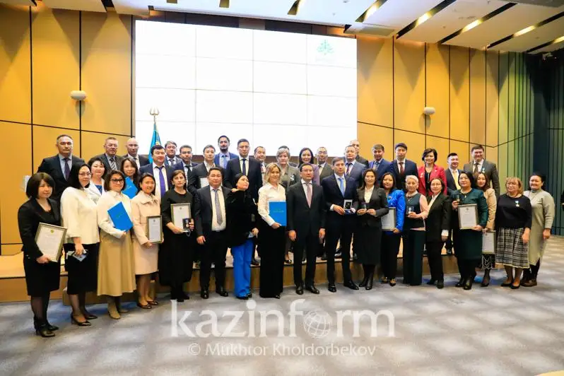 Сотрудников холдинга «Байтерек» и дочерних организаций наградили медалями и почетными грамотами