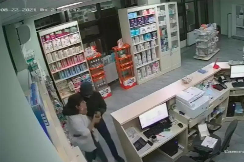 Грабитель напал с ножом на фармацевта в столице