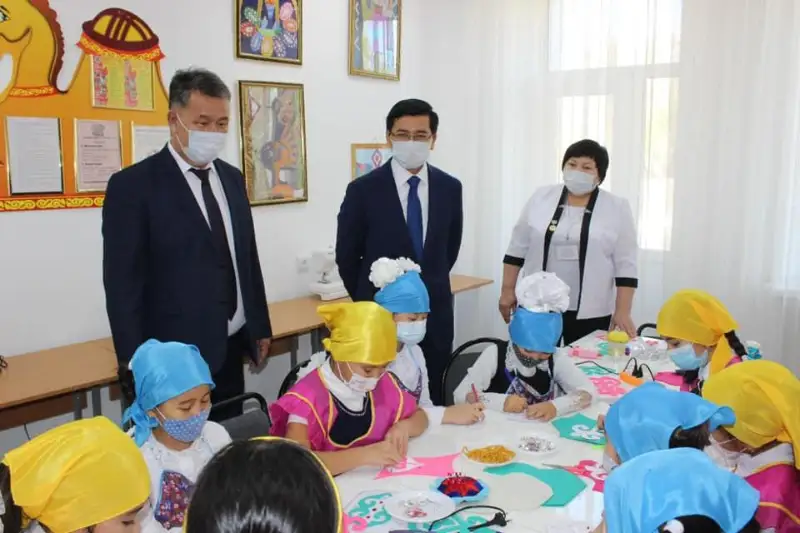 Асхат Аймагамбетов встретился с педагогами и школьниками Карагандинской области