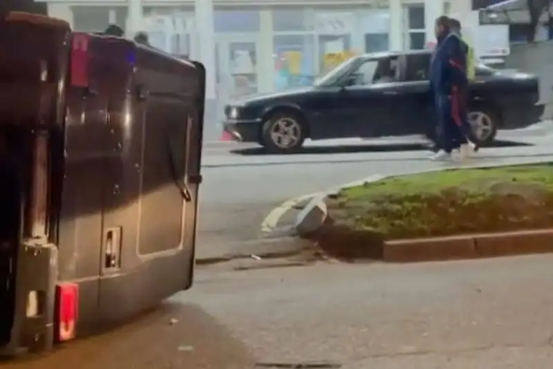 Almatyda jol talǵamaıtyn kólik aýdaryldy