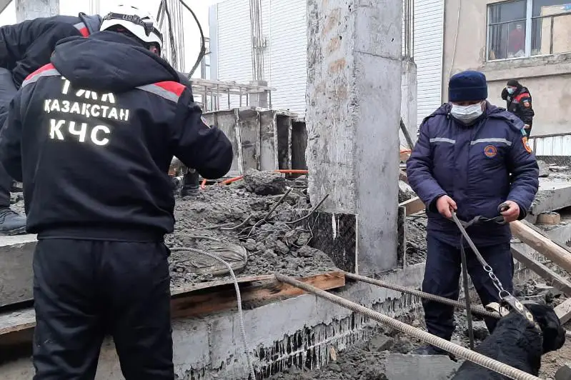 Шымкентте үстіне бетон плита құлаған жұмысшы көз жұмды