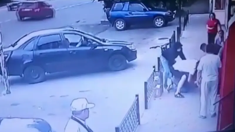 Избиение мужчины в Талгаре попало на видео