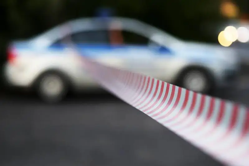 Автомобиль врезался в здание школы в центре Москвы