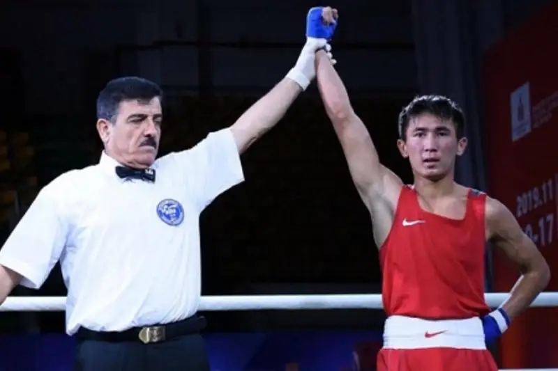 20-летний казахстанский боксер деклассировал призера чемпионата мира