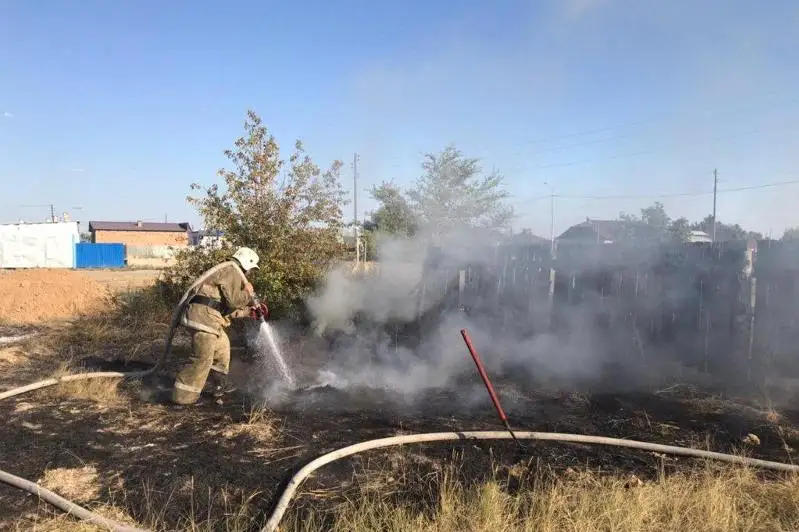 В выходные спасатели ВКО 20 раз выезжали на тушение травы