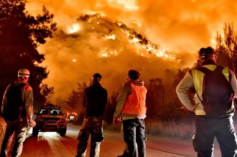 Сильный пожар охватил курортный городок в Греции