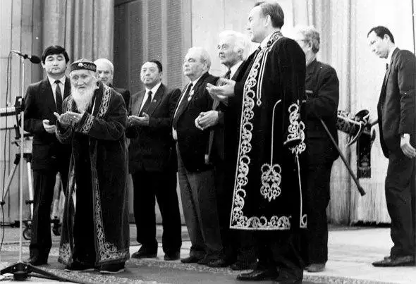 ەلباسىنا باتا بەرگەن اقساقالدىڭ بولجامى تۋرا كەلدى